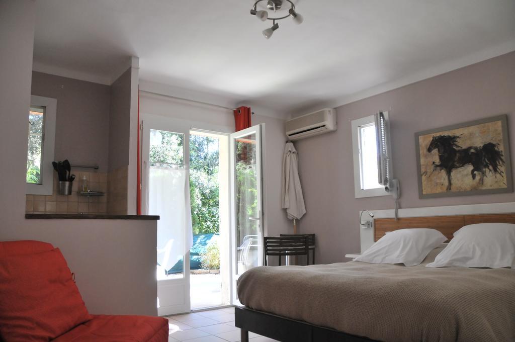 Athena Motel Saint Aygulf Buitenkant foto